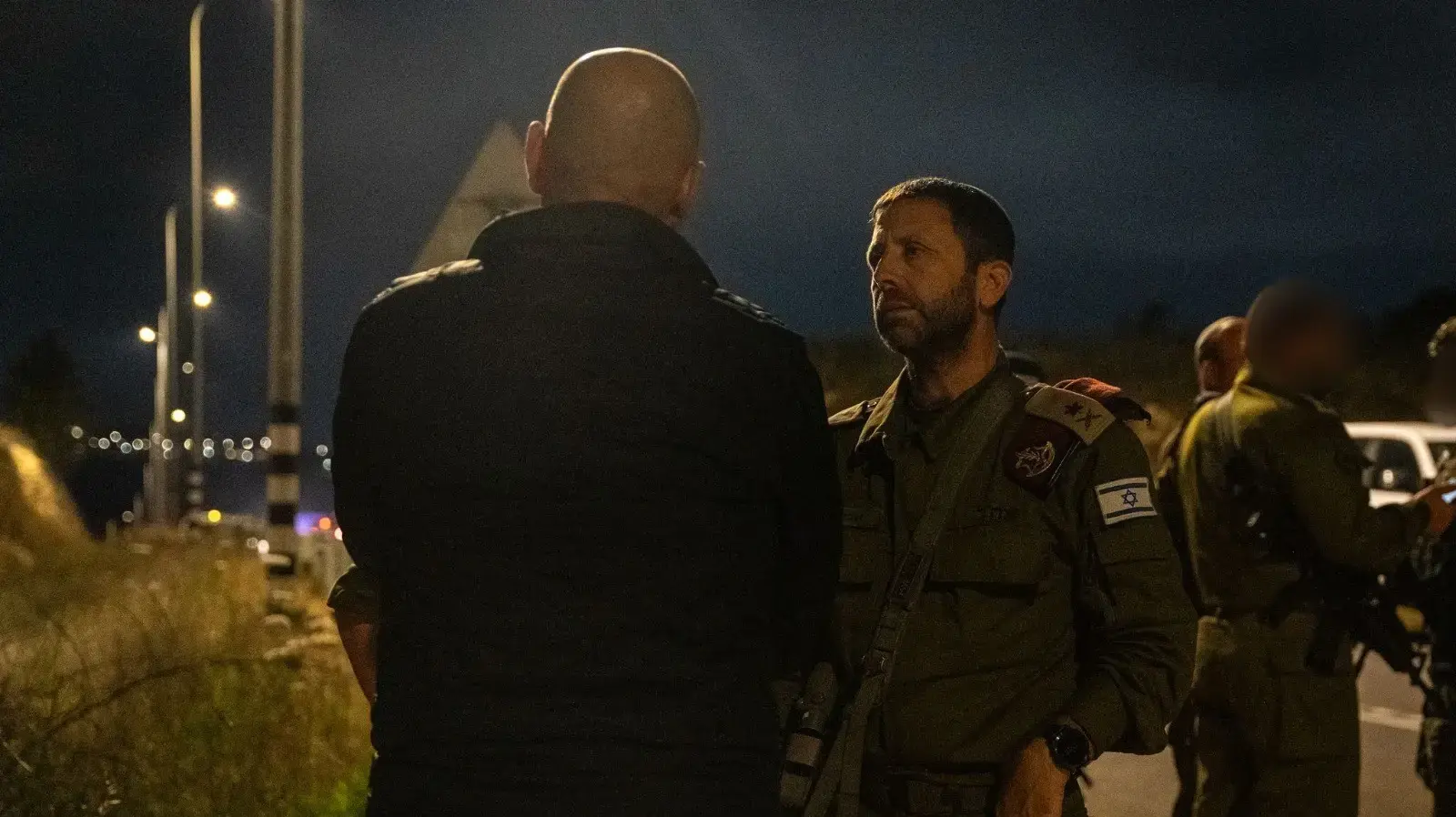 אלוף פיקוד המרכז, אבי בלוט, בזירת הפיגוע בין ברוכין לפדואל, 15 במאי 2025 אלוף פיקוד המרכז, אבי בלוט, בזירת הפיגוע בין ברוכין לפדואל, 15 במאי 2025