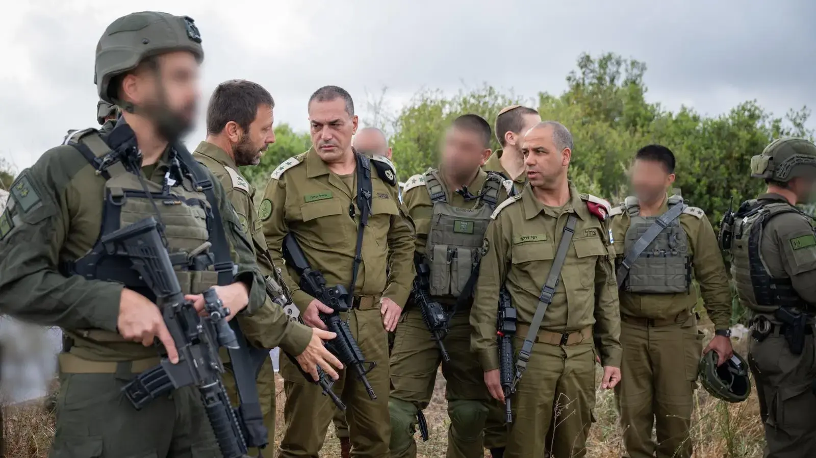 הרמטכ״ל, רב-אלוף אייל זמיר בזירת הפיגוע בשומרון עם מפקד פיקוד המרכז, אלוף אבי בלוט, מפקד אוגדת יהודה ושומרון, תת-אלוף יקי דולף הרמטכ״ל, רב-אלוף אייל זמיר בזירת הפיגוע בשומרון עם מפקד פיקוד המרכז, אלוף אבי בלוט, מפקד אוגדת יהודה ושומרון, תת-אלוף יקי דולף