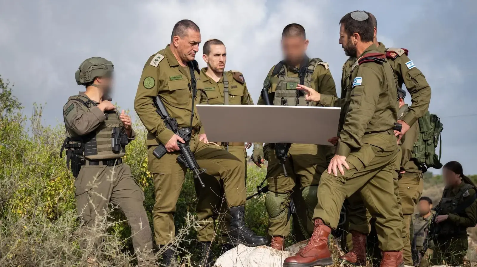 הרמטכ״ל, רב-אלוף אייל זמיר בזירת הפיגוע בשומרון עם מפקד פיקוד המרכז, אלוף אבי בלוט, מפקד אוגדת יהודה ושומרון, תת-אלוף יקי דולף הרמטכ״ל, רב-אלוף אייל זמיר בזירת הפיגוע בשומרון עם מפקד פיקוד המרכז, אלוף אבי בלוט, מפקד אוגדת יהודה ושומרון, תת-אלוף יקי דולף