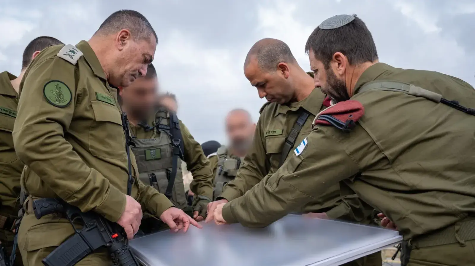 הרמטכ״ל, רב-אלוף אייל זמיר בזירת הפיגוע בשומרון עם מפקד פיקוד המרכז, אלוף אבי בלוט, מפקד אוגדת יהודה ושומרון, תת-אלוף יקי דולף