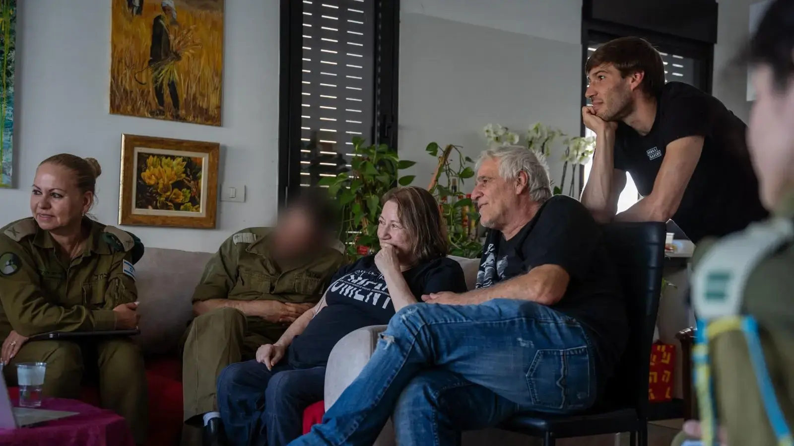 מפגש של קצינת משאן ראשית וראש חטיבת הנפגעים הנפגעים, תת-אלוף עדנה איליה עם אחייניתו של ארתור גסנר ז״ל ומשפחתה מפגש של קצינת משאן ראשית וראש חטיבת הנפגעים הנפגעים, תת-אלוף עדנה איליה עם אחייניתו של ארתור גסנר ז״ל ומשפחתה