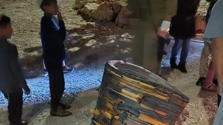 חלקי יירוט של טיל מתימן שנפלו בהתנחלות אלון שבות חלקי יירוט של טיל מתימן שנפלו בהתנחלות אלון שבות