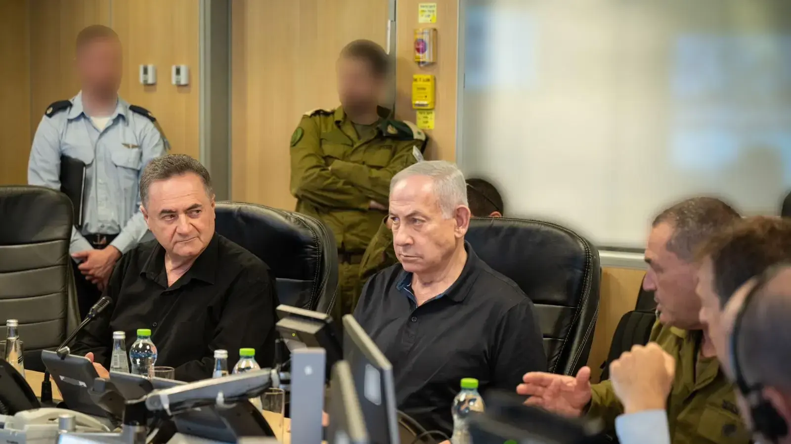 נתניהו צופה בתקיפה בתימן נתניהו צופה בתקיפה בתימן