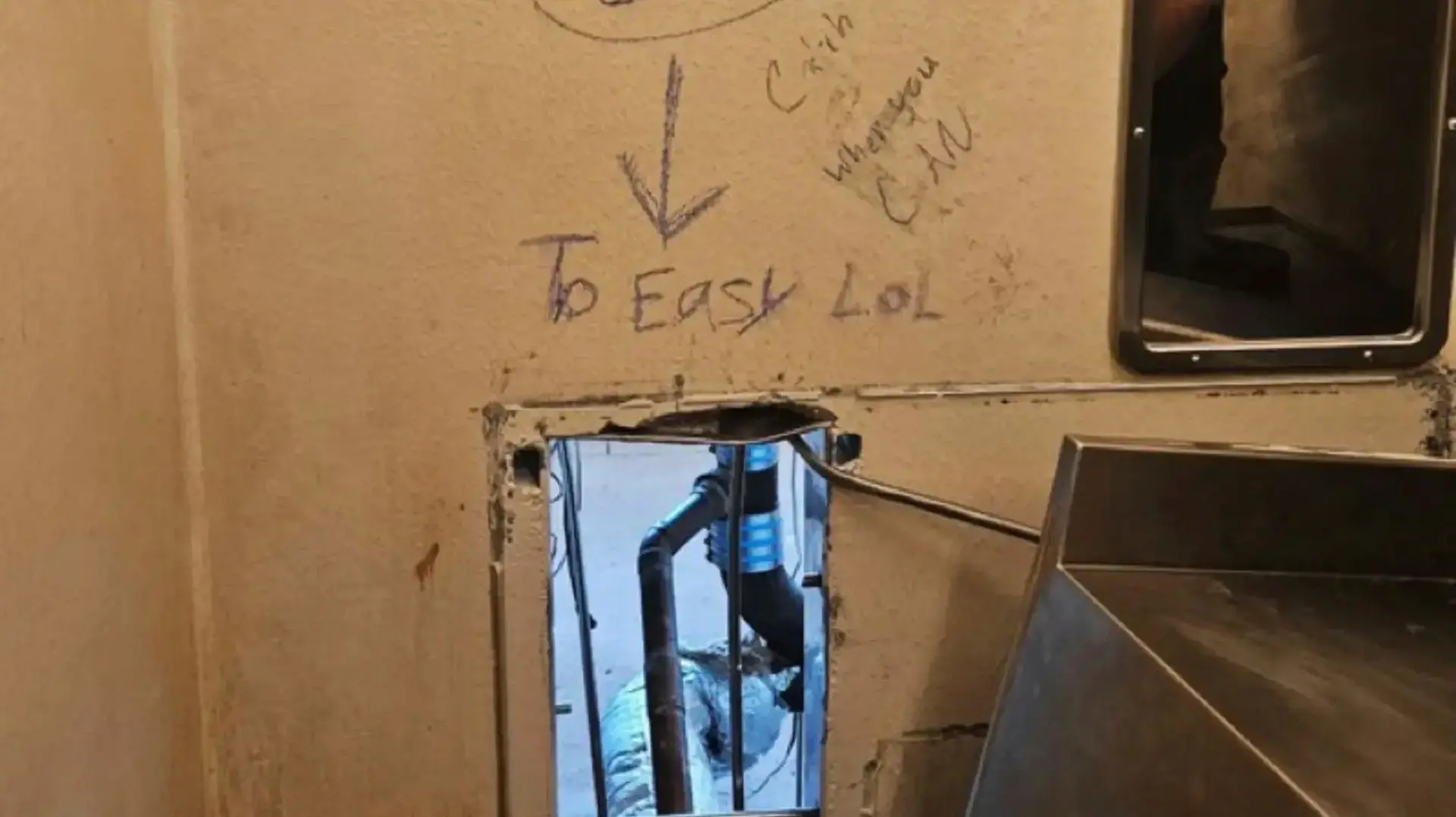 כתובת שהשאירו אסירים שנמלטו מבית כלא בניו אורלינס, 16 במאי 2025 כתובת שהשאירו אסירים שנמלטו מבית כלא בניו אורלינס, 16 במאי 2025