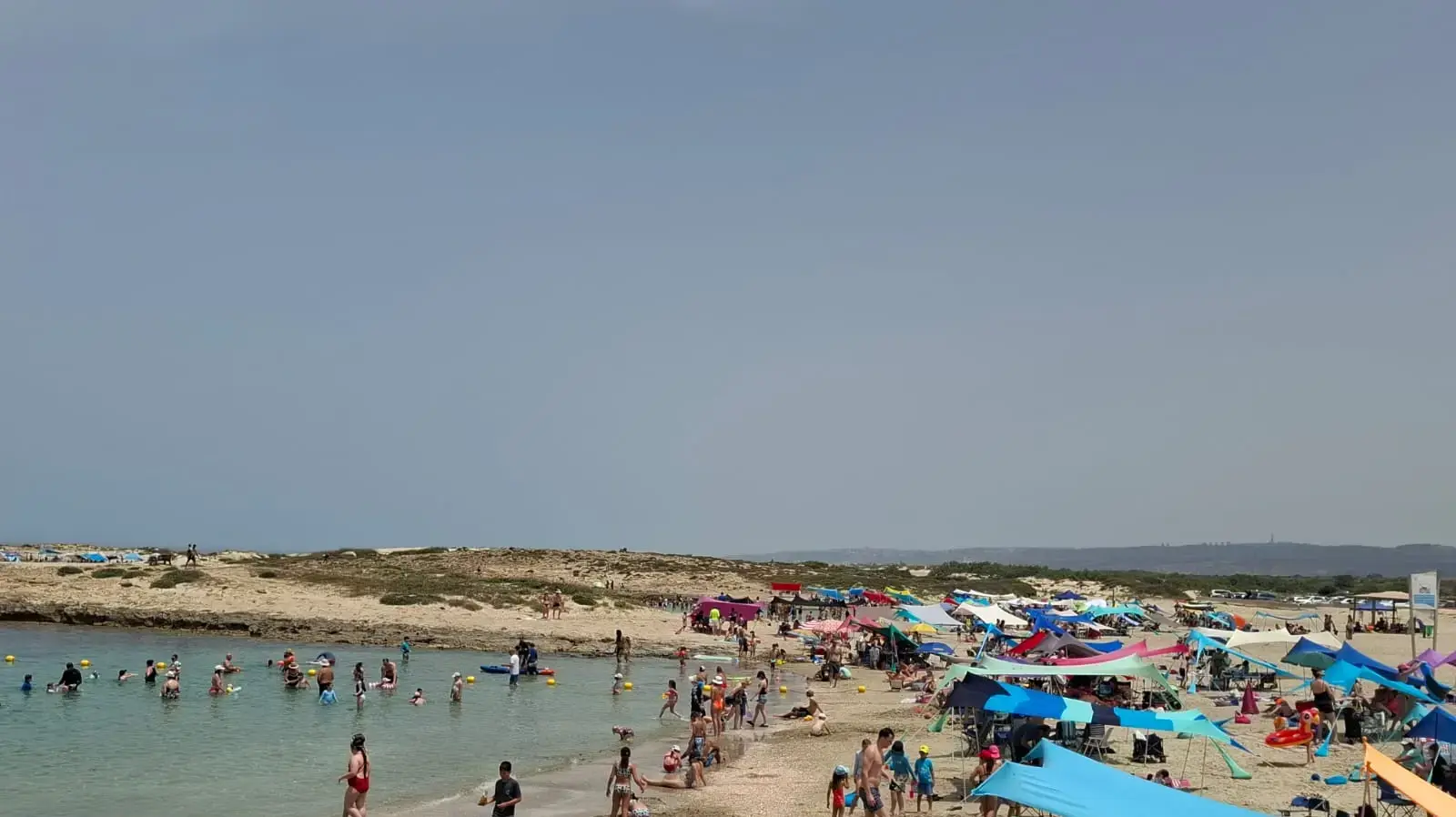 מבלים בשרב בחוף דור הבונים