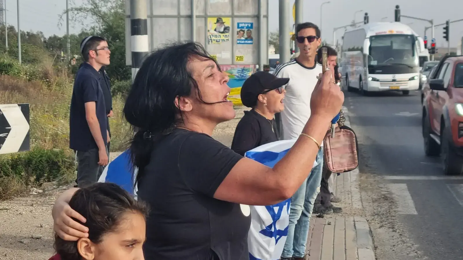 הפגנה נגד ההפגנה שקוראת לעצור את המלחמה, שדרות, 18 במאי 2025 הפגנה נגד ההפגנה שקוראת לעצור את המלחמה, שדרות, 18 במאי 2025