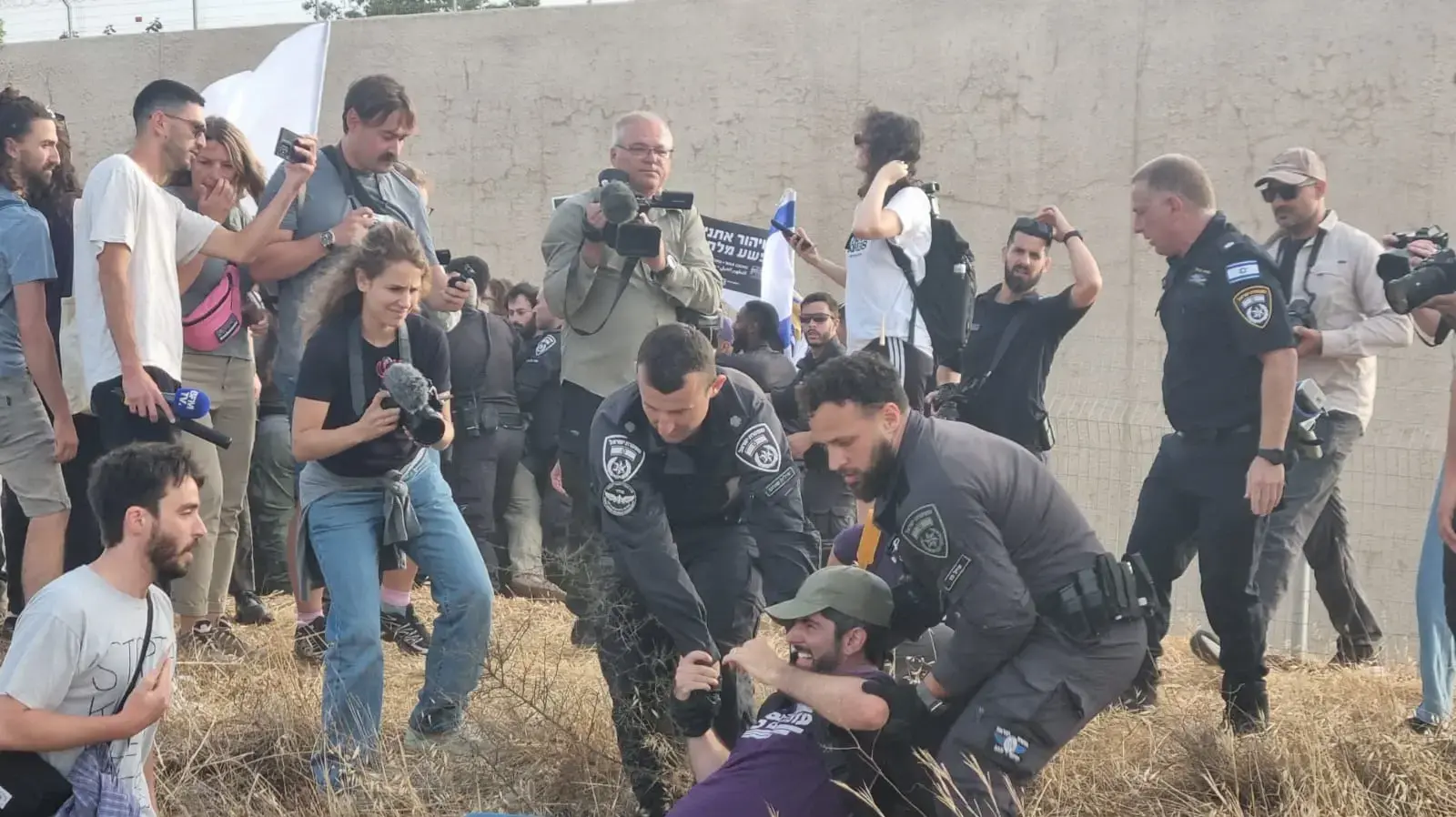 הפגנה בקריאה לעצור את המלחמה, שדרות, 18 במאי 2025 הפגנה בקריאה לעצור את המלחמה, שדרות, 18 במאי 2025