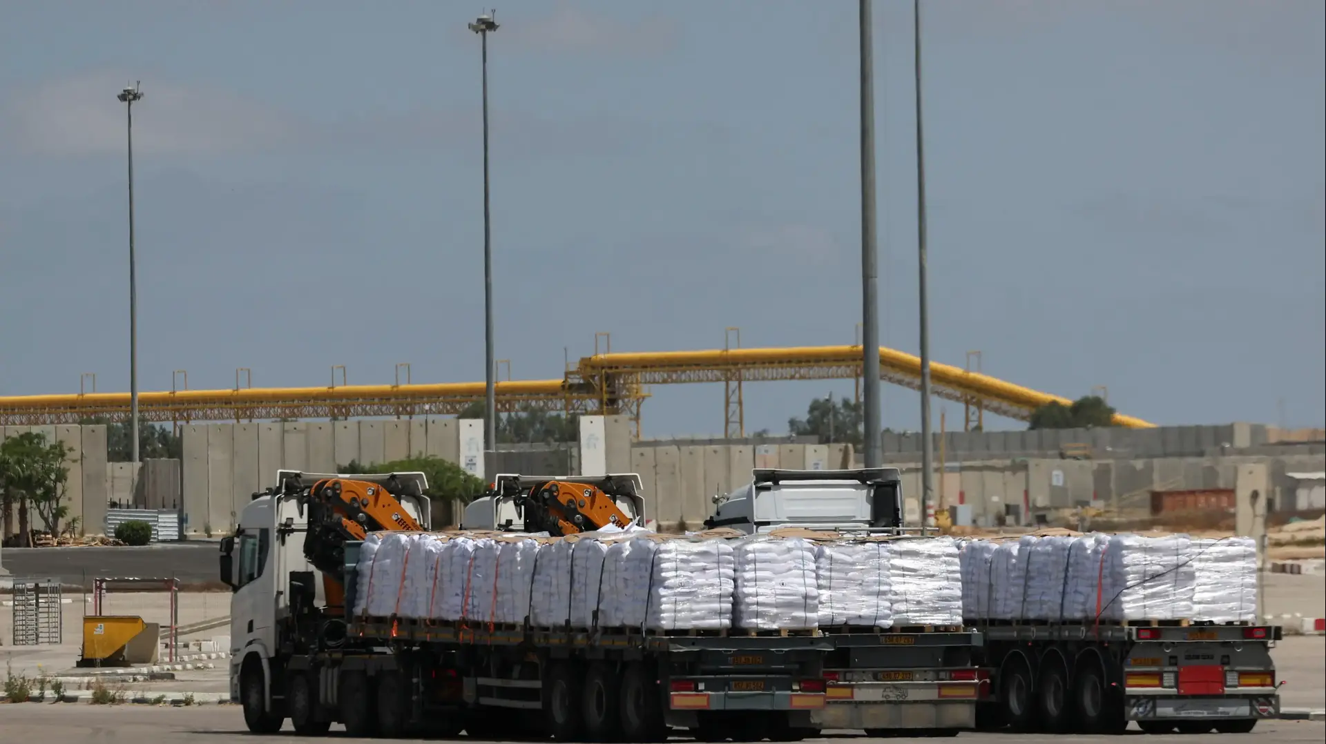 משאיות סיוע הומניטירי בכרם שלום משאיות סיוע הומניטירי בכרם שלום