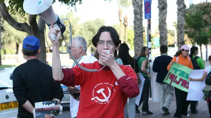 הפגנה מול ביתה של שרת החינוך יולי תמיר