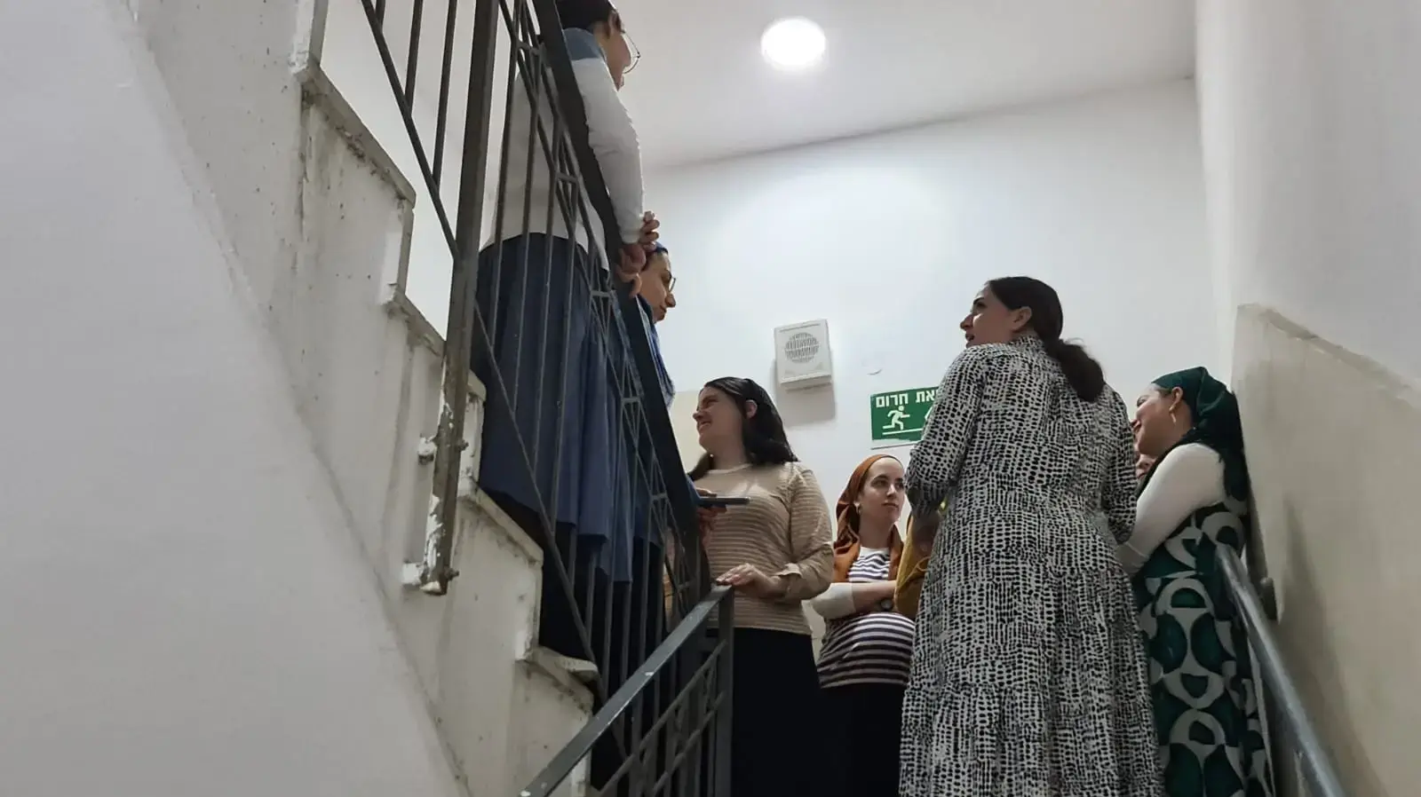 נשים מתגוננות בחדר מדרגות בזמן אזעקה, ירושלים, 22 במאי 2025 נשים מתגוננות בחדר מדרגות בזמן אזעקה, ירושלים, 22 במאי 2025