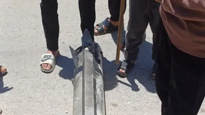 שרידי טיל חות'י שנחתו בכפר הפלסטיני בחברון, 22 במאי 2025