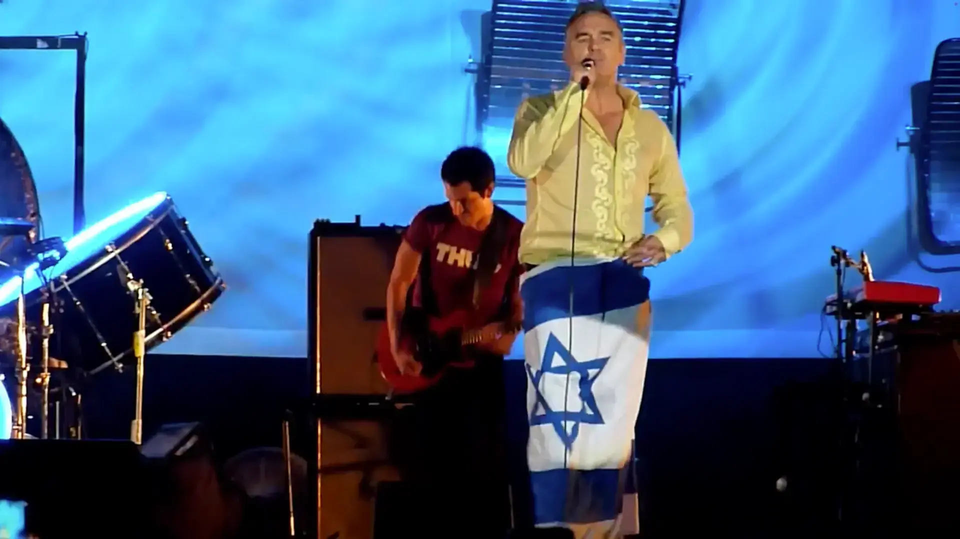 מוריסי בהופעה בגני התערוכה ב-2012, עטוף בדגל ישראל מוריסי בהופעה בגני התערוכה ב-2012, עטוף בדגל ישראל