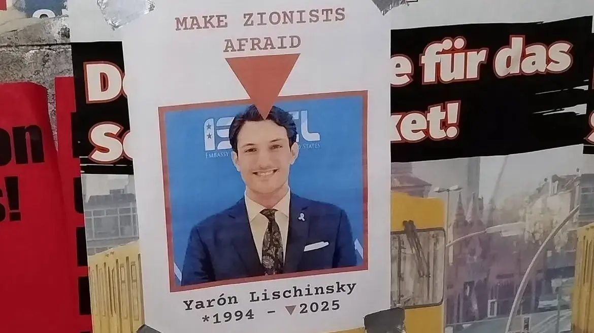 כרזה אנטישמית באוניברסיטת ברלין עם תמונתו של ירון לשינסקי, שנרצח בוושינגטון, 23 במאי 2025 כרזה אנטישמית באוניברסיטת ברלין עם תמונתו של ירון לשינסקי, שנרצח בוושינגטון, 23 במאי 2025
