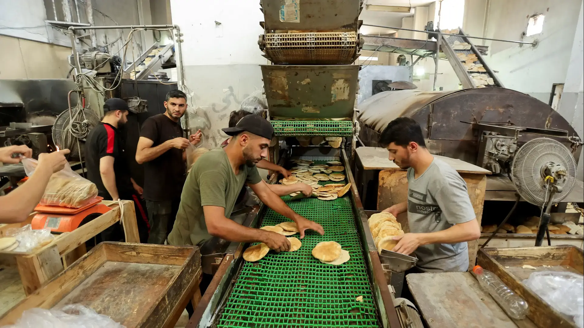 מאפייה בעזה חזרה לפעול אחרי קבלת סיוע הומניטרי. 24.05.2025 מאפייה בעזה חזרה לפעול אחרי קבלת סיוע הומניטרי. 24.05.2025
