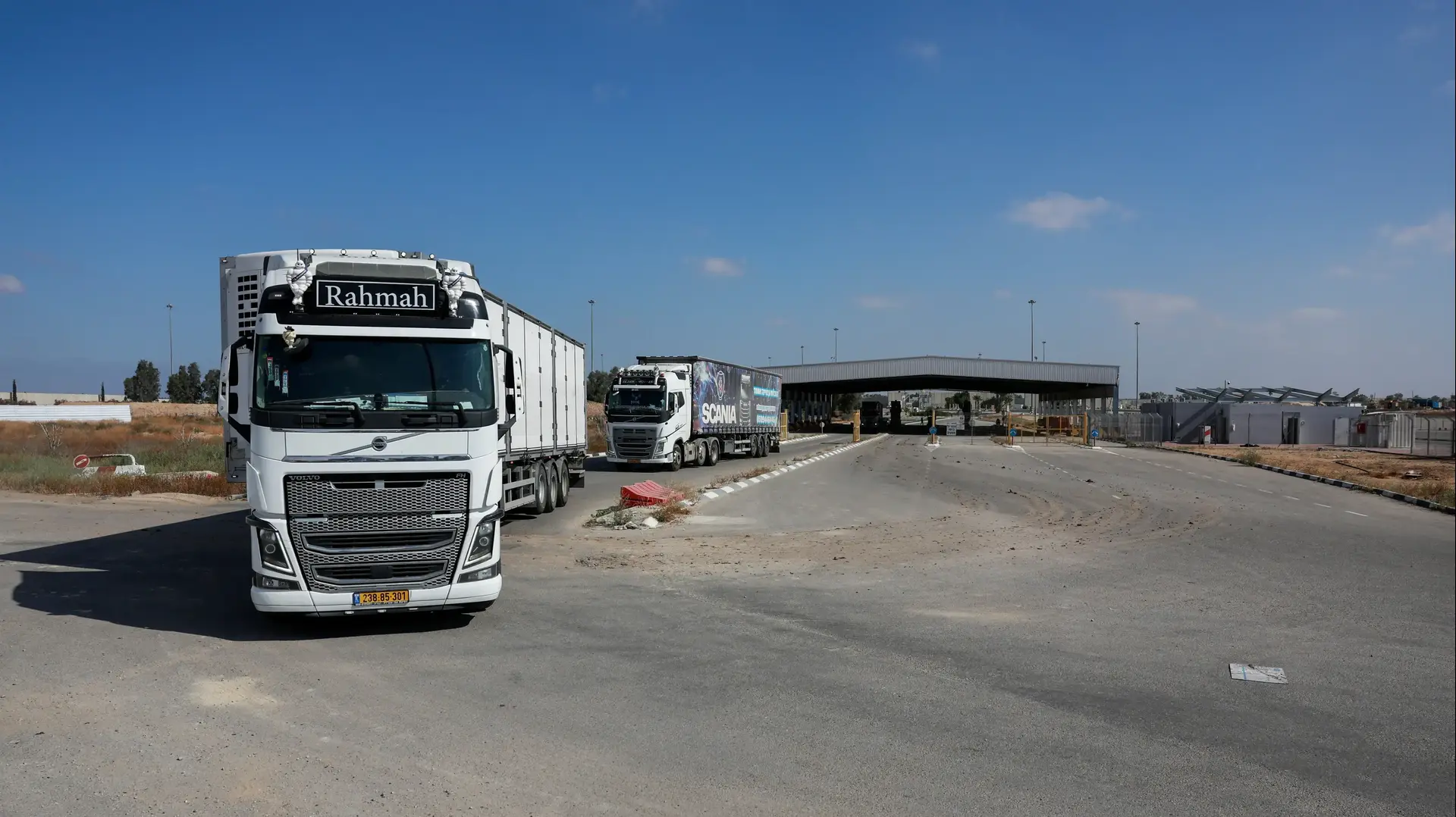 משאיות סיוע הומניטרי בכרם שלום לפני הכניסה לעזה. 24.05.2025 משאיות סיוע הומניטרי בכרם שלום לפני הכניסה לעזה. 24.05.2025