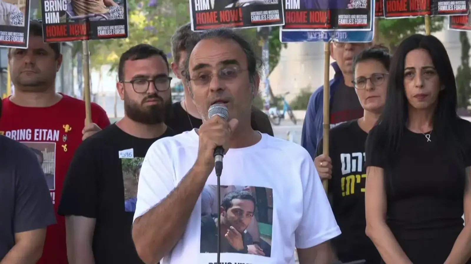 יהודה כהן אביו של נמרוד כהן החטוף בעזה, בהצהרת משפחות החטופים, שער בגין, 24 במאי 2025 יהודה כהן אביו של נמרוד כהן החטוף בעזה, בהצהרת משפחות החטופים, שער בגין, 24 במאי 2025