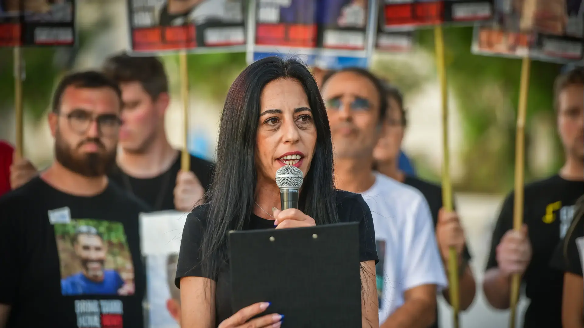 עינב צנגאוקר אימו של החטוף מתן צנגאוקר בהצהרת משפחות החטופים, שער בגין, 24 במאי 2025 עינב צנגאוקר אימו של החטוף מתן צנגאוקר בהצהרת משפחות החטופים, שער בגין, 24 במאי 2025