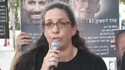 הצהרת נציגי משפחות החטופים שנרצחו ונהרגו בשבי, שער בגין. 26 במאי 2025 הצהרת נציגי משפחות החטופים שנרצחו ונהרגו בשבי, שער בגין. 26 במאי 2025