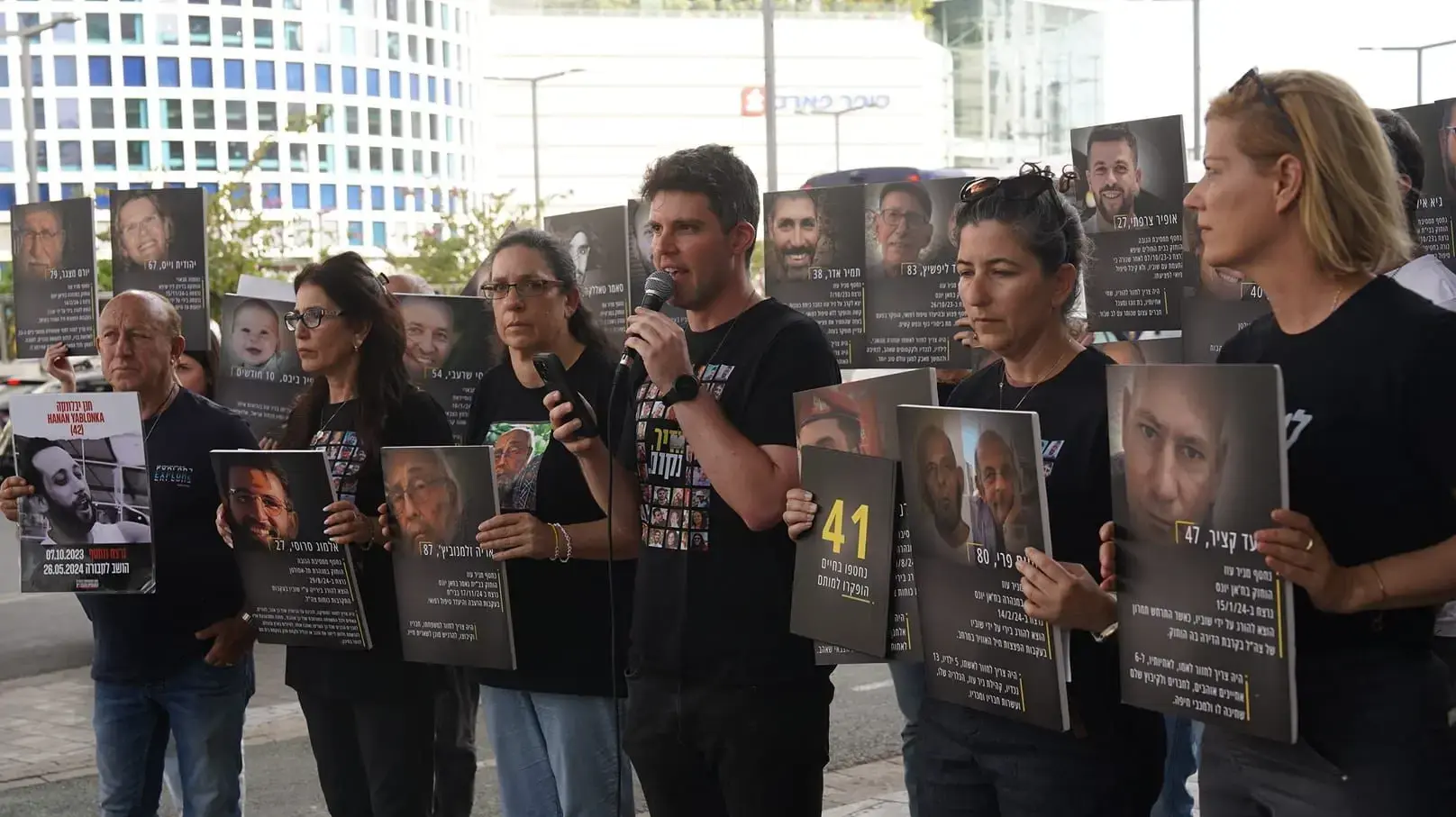 הצהרת נציגי משפחות החטופים שנרצחו ונהרגו בשבי, שער בגין. 26 במאי 2025 הצהרת נציגי משפחות החטופים שנרצחו ונהרגו בשבי, שער בגין. 26 במאי 2025