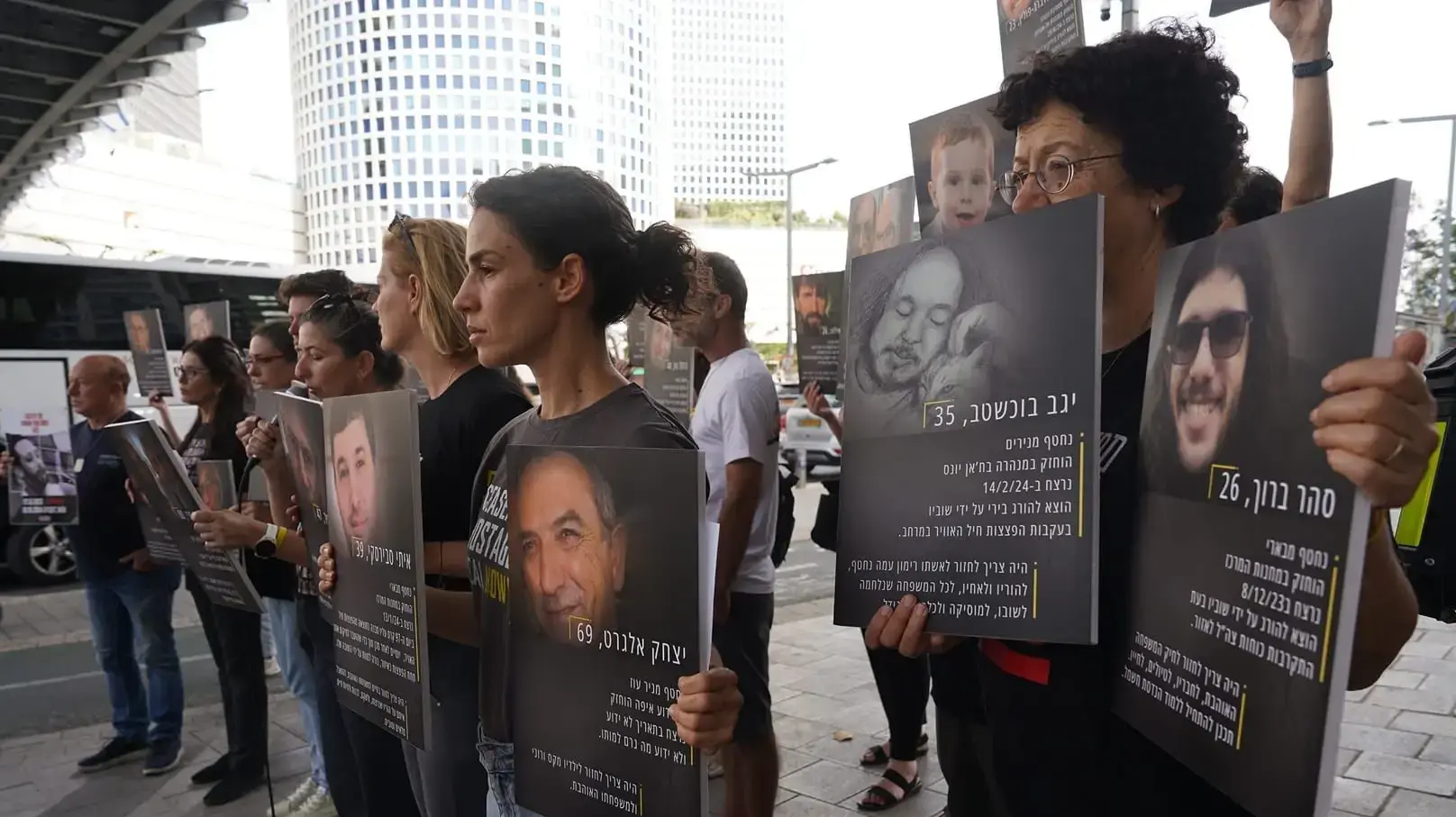 הצהרת נציגי משפחות החטופים שנרצחו ונהרגו בשבי, שער בגין. 26 במאי 2025 הצהרת נציגי משפחות החטופים שנרצחו ונהרגו בשבי, שער בגין. 26 במאי 2025