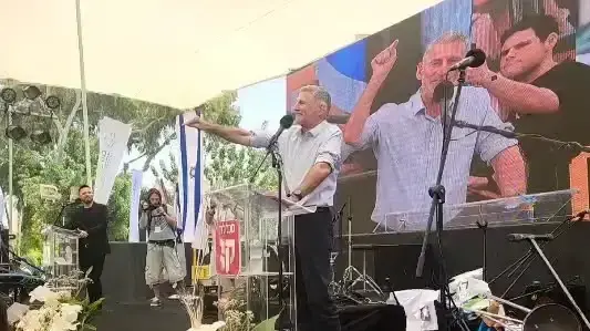 יאיר גולן בנאום של מכללת קיי בשדרות יאיר גולן בנאום של מכללת קיי בשדרות