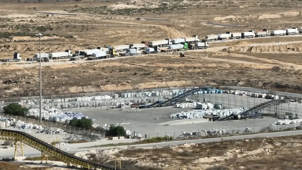 תכולתם של יותר מ-400 משאיות סיוע הומניטרי הממתינות לאיסוף והפצה בצד העזתי של מעבר כרם שלום. תכולתם של יותר מ-400 משאיות סיוע הומניטרי הממתינות לאיסוף והפצה בצד העזתי של מעבר כרם שלום.