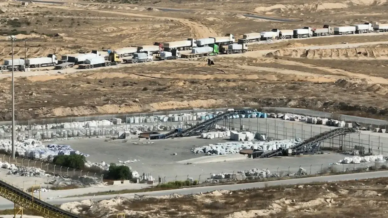 תכולתם של יותר מ-400 משאיות סיוע הומניטרי הממתינות לאיסוף והפצה בצד העזתי של מעבר כרם שלום. תכולתם של יותר מ-400 משאיות סיוע הומניטרי הממתינות לאיסוף והפצה בצד העזתי של מעבר כרם שלום.