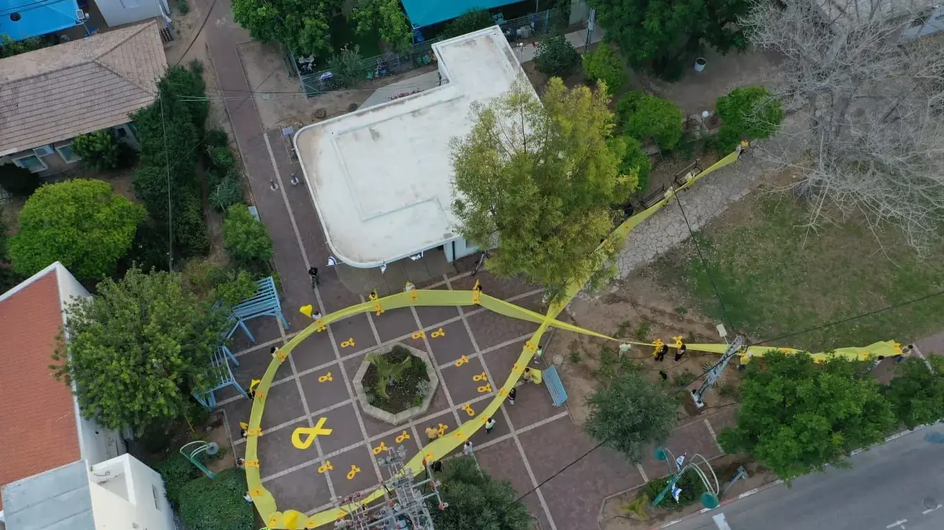 מייצג של סמל החטופים בשבי ציון. 28 במאי 2025 מייצג של סמל החטופים בשבי ציון. 28 במאי 2025