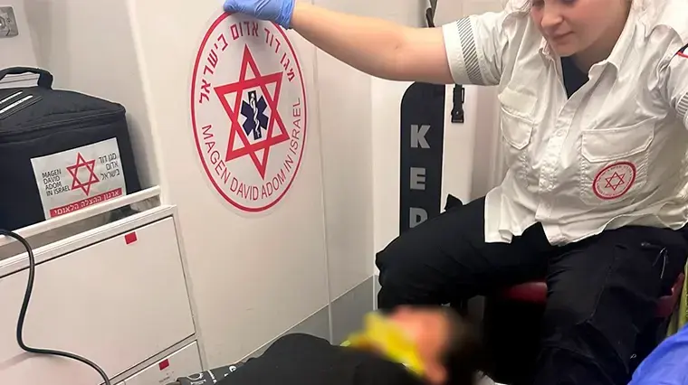 ילדה נפלה מאומגה בגינת משחקים ילדה נפלה מאומגה בגינת משחקים