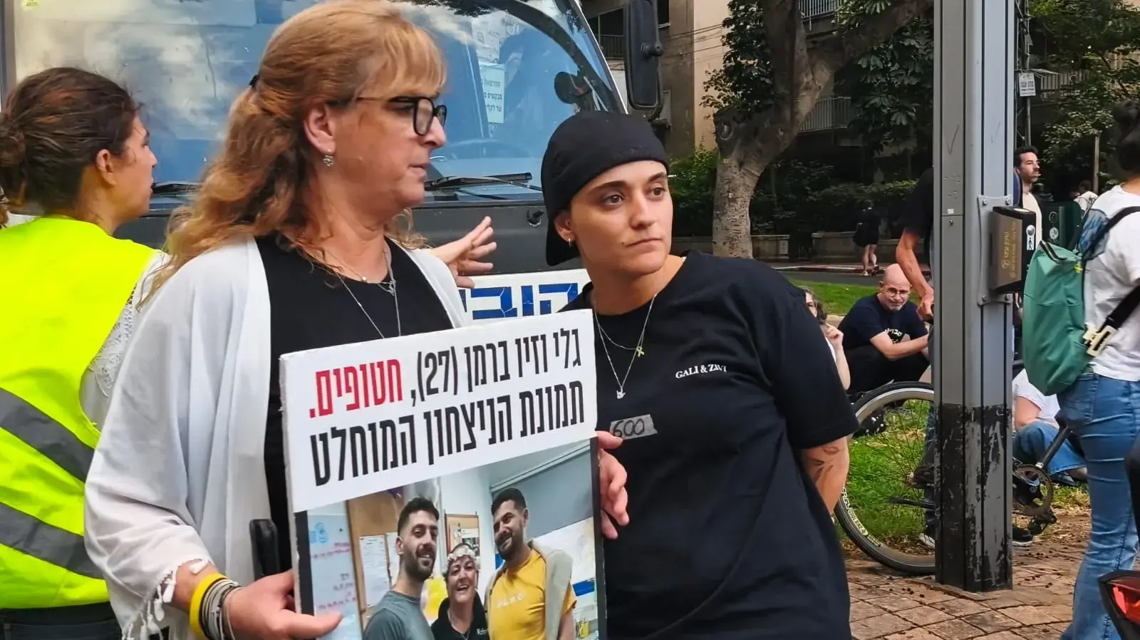 אמילי דמארי במחאה לשחרור חטופים, 28 במאי 2025 אמילי דמארי במחאה לשחרור חטופים, 28 במאי 2025