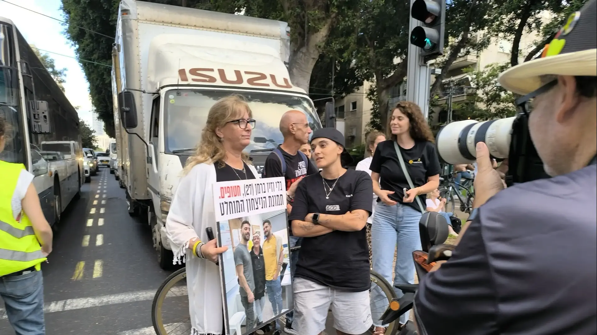 אמילי דמארי במחאה לשחרור חטופים, 28 במאי 2025 אמילי דמארי במחאה לשחרור חטופים, 28 במאי 2025