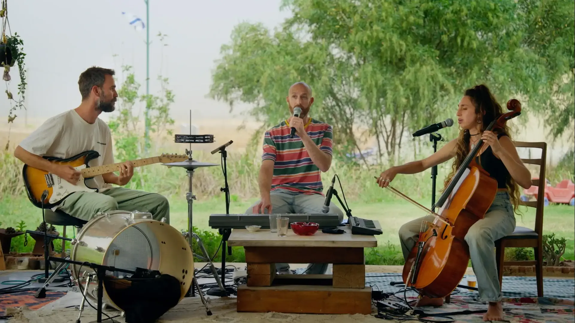 עומר הברון, המוכר כ"ג'ימבו ג'יי", עם קותימאן ומעיין ליניק, מתוך קליפ עם גרסה מחודשת ללהיטו עם "מפרש לבן" עומר הברון, המוכר כ"ג'ימבו ג'יי", עם קותימאן ומעיין ליניק, מתוך קליפ עם גרסה מחודשת ללהיטו עם "מפרש לבן"