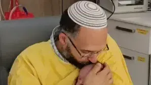 התינוק רביד חיים גז עם אביו חננאל התינוק רביד חיים גז עם אביו חננאל
