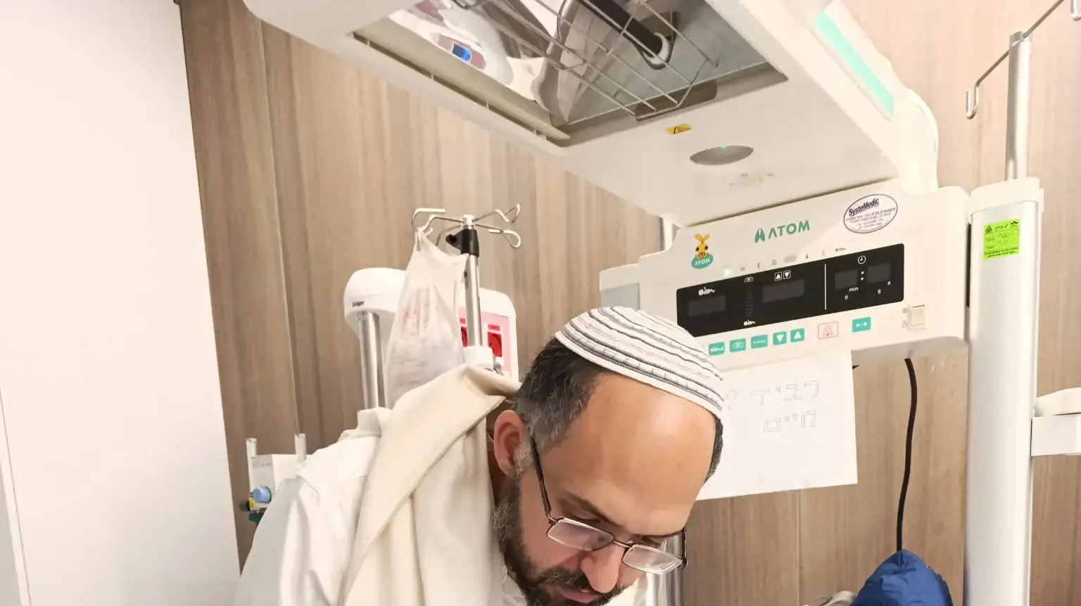 התינוק רביד חיים גז עם אביו חננאל התינוק רביד חיים גז עם אביו חננאל