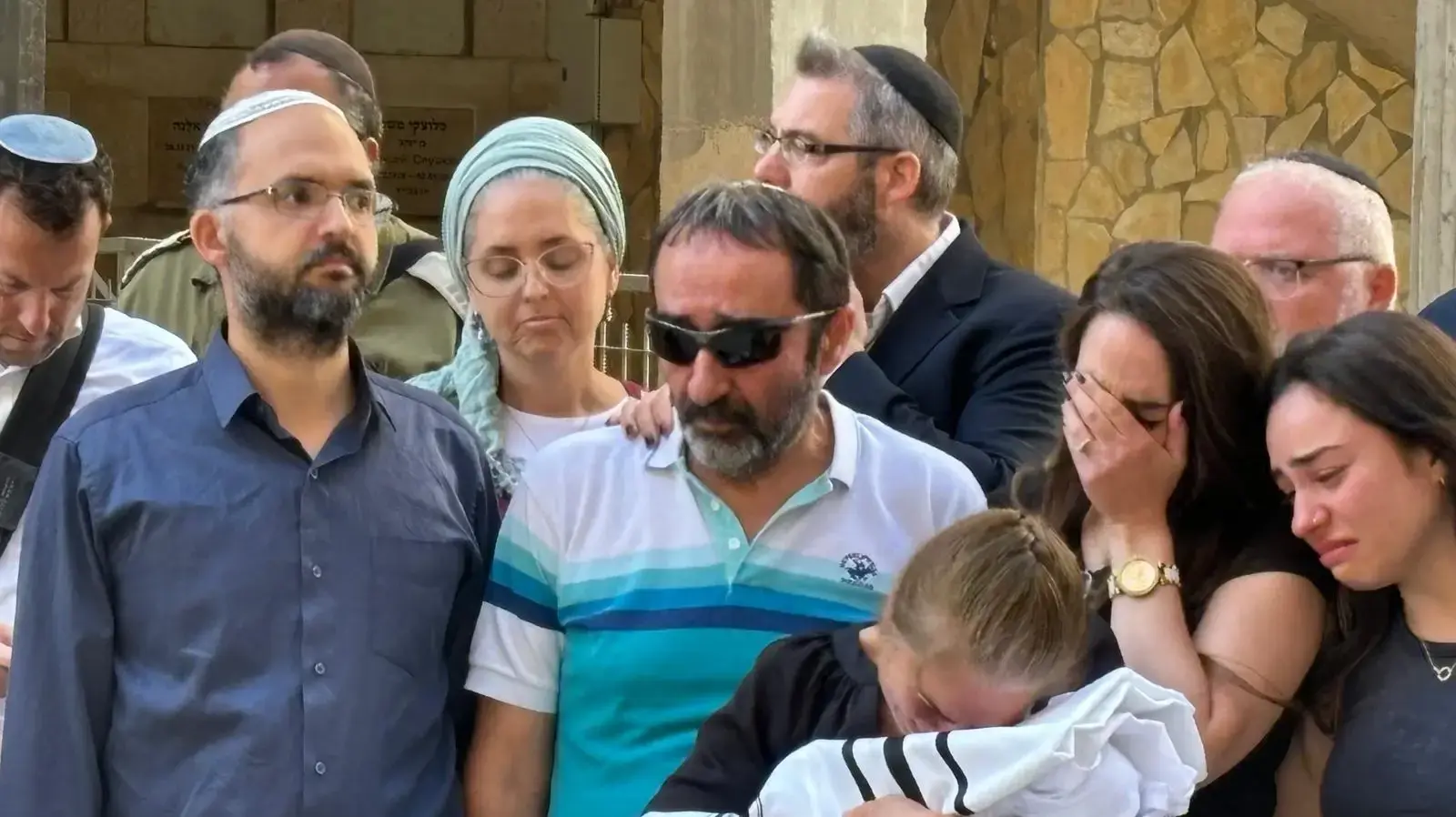 הלוויתו של רביד חיים, בנה של צאלה גז שנרצחה בפיגוע הירי בגדה
29 במאי 2025 הלוויתו של רביד חיים, בנה של צאלה גז שנרצחה בפיגוע הירי בגדה
29 במאי 2025