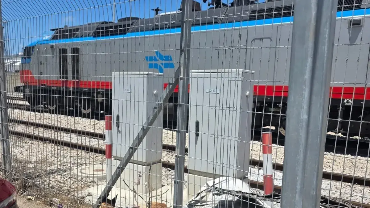 מאמצי החילוץ של הכלב סמוך לתחנת הרכבת בחיפה, 30 במאי 2025 מאמצי החילוץ של הכלב סמוך לתחנת הרכבת בחיפה, 30 במאי 2025
