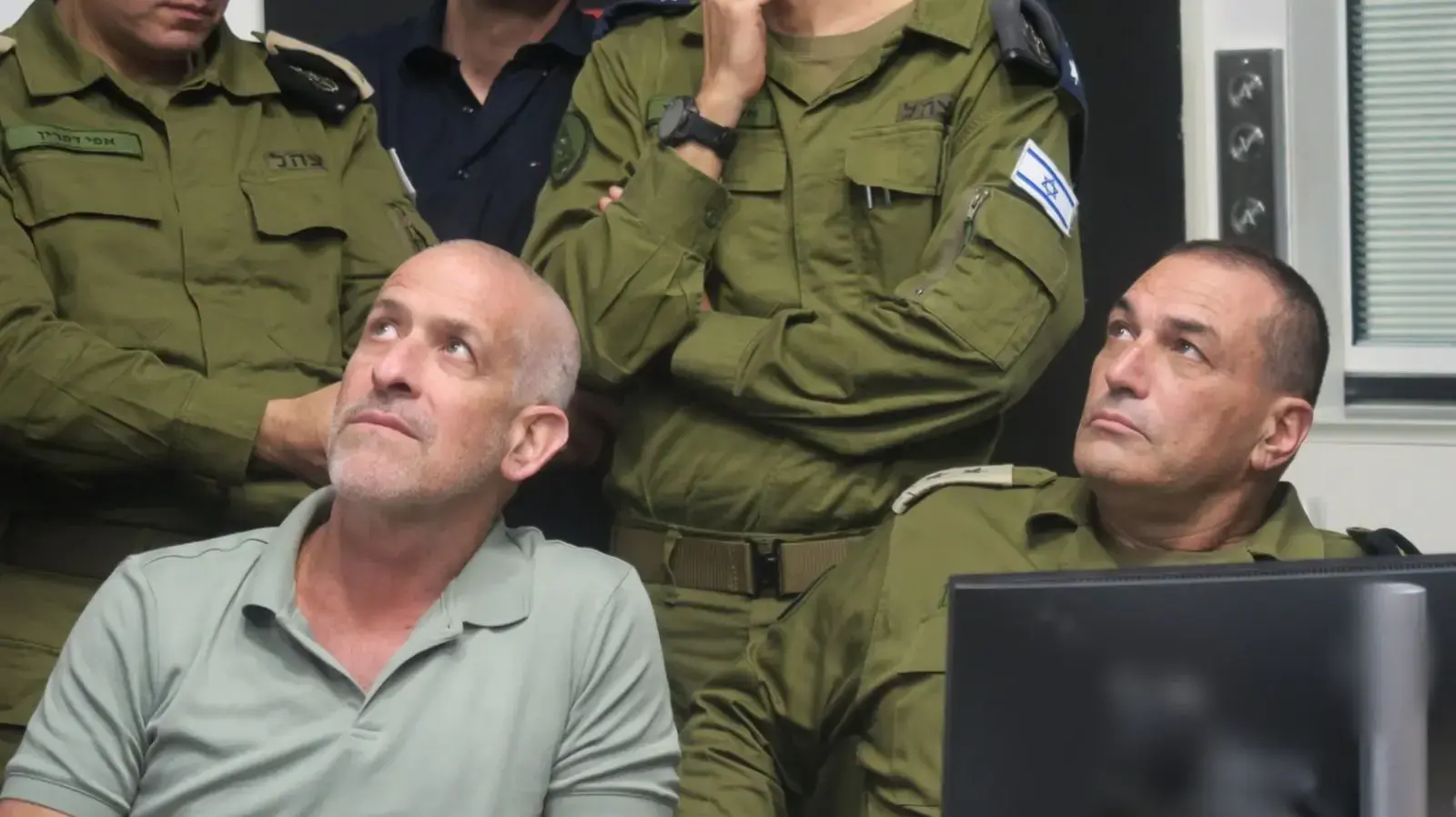 הרמטכ"ל אייל זמיר וראש שב"כ תמיר בר במהלך פעולת החיסול של מוחמד סינוואר
31 במאי 2025 הרמטכ"ל אייל זמיר וראש שב"כ תמיר בר במהלך פעולת החיסול של מוחמד סינוואר
31 במאי 2025