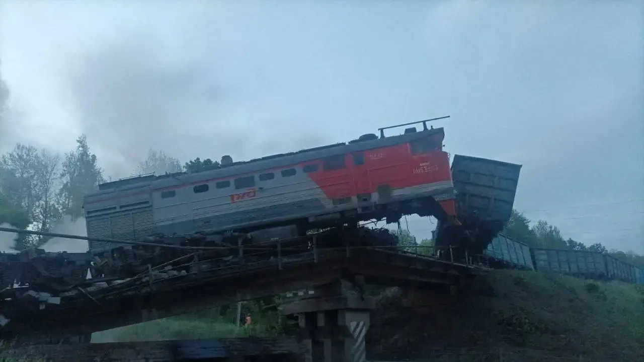 שבעה הרוגים בקריסת גשר על רכבת נוסעים סמוך לגבול רוסיה אוקראינה
שבעה הרוגים בקריסת גשר על רכבת נוסעים סמוך לגבול רוסיה אוקראינה