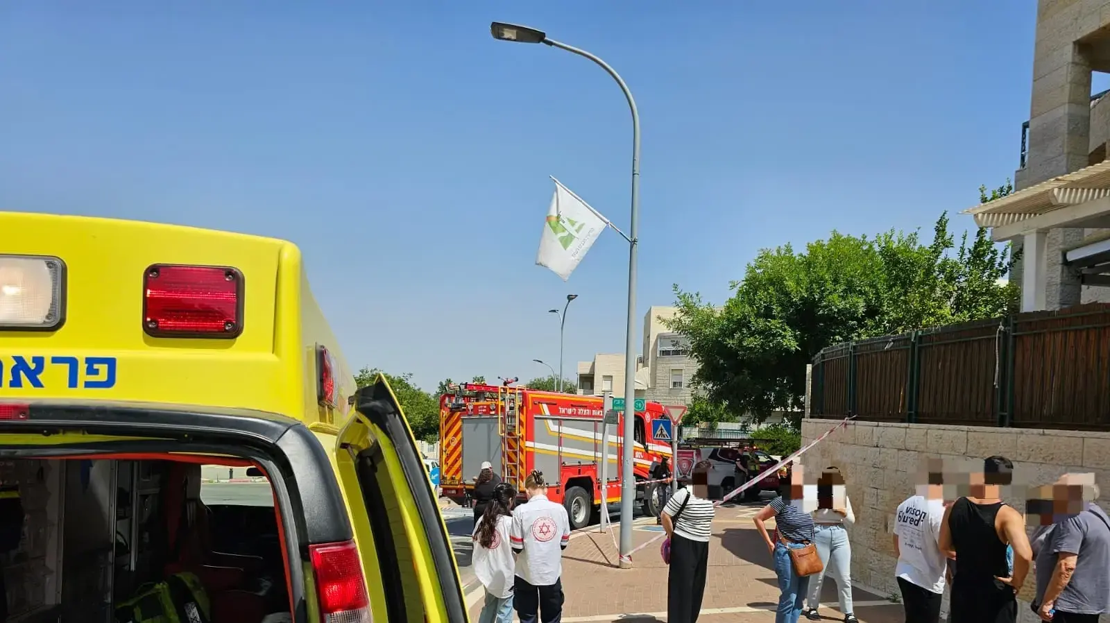 כוחות מד"א וכיבוי אש בזירת שריפה של דירה ברחוב בין שאן במודיעין בה נספו אם ובנה

1 ביוני 2025