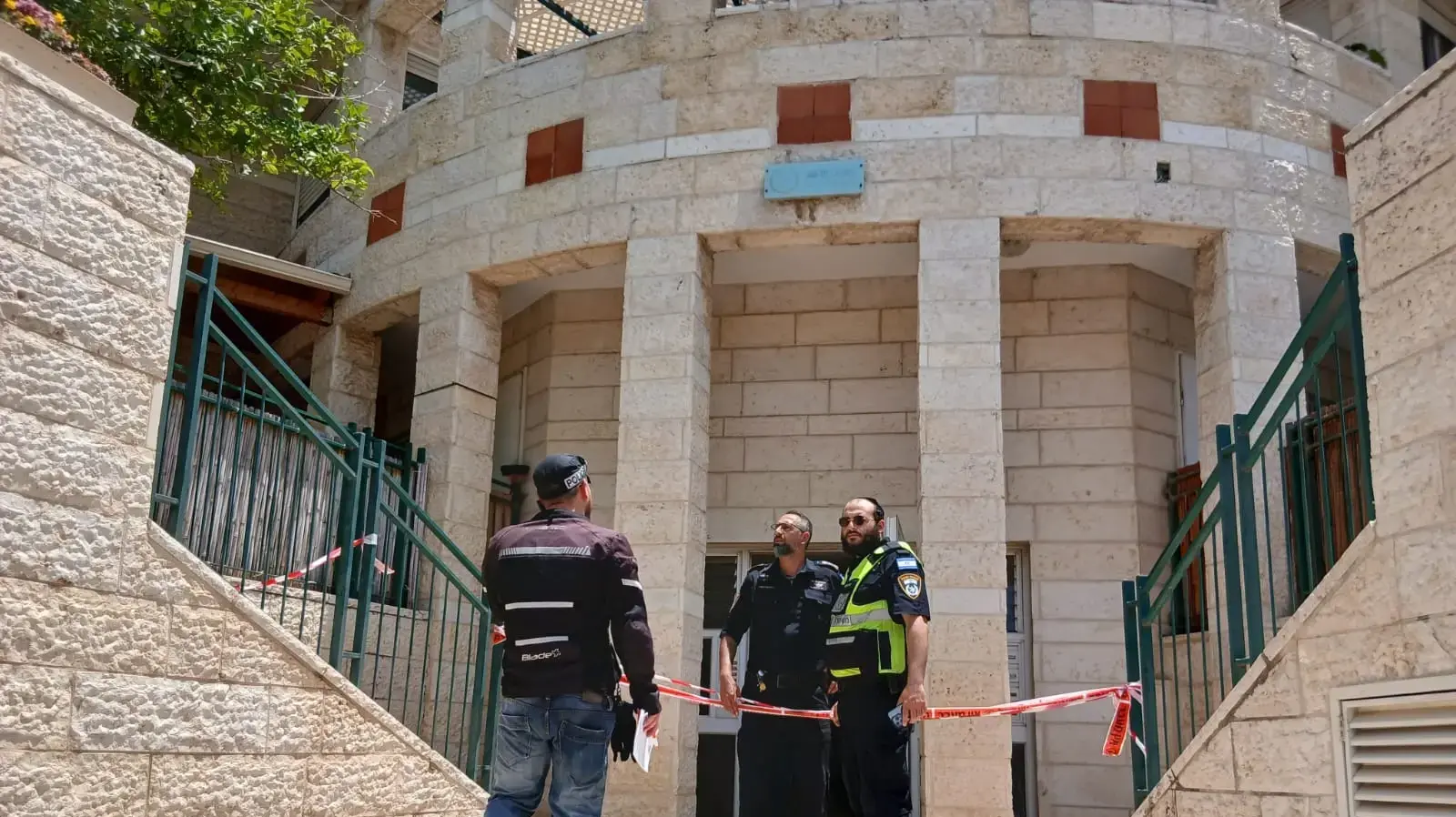 אם כבת 50 ובנה כבן 10, נספו בשריפה בבניין מגורים, מודיעין. 1 ביוני 2025 אם כבת 50 ובנה כבן 10, נספו בשריפה בבניין מגורים, מודיעין. 1 ביוני 2025