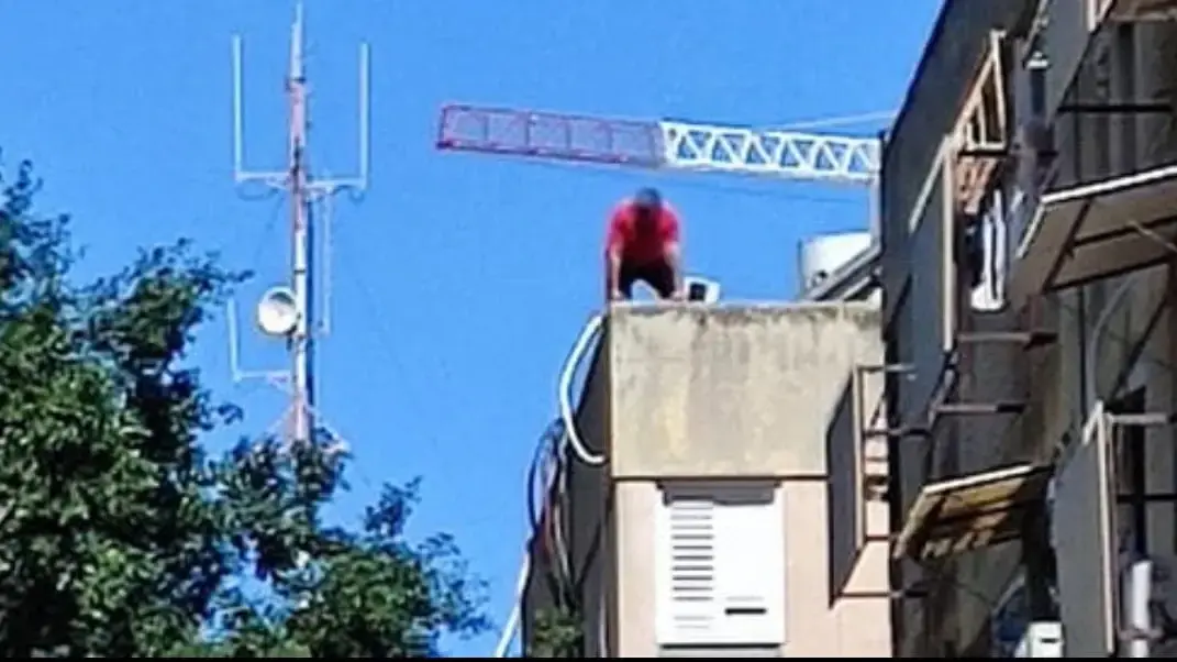 החשוד ברצח בת זוגו מתבצר על גג הבניין בבת ים החשוד ברצח בת זוגו מתבצר על גג הבניין בבת ים