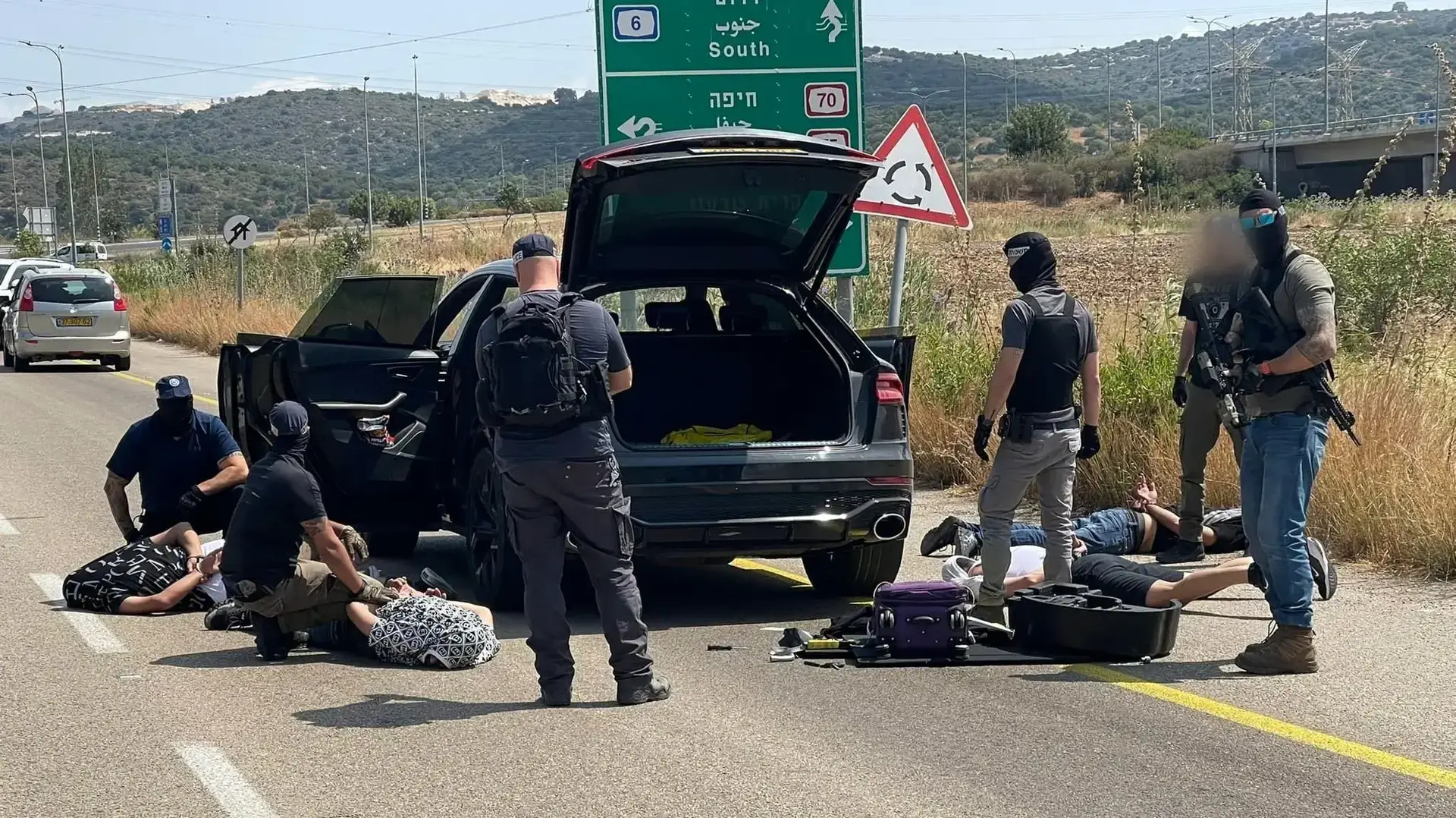 המשטרה סיכלה "שיירת כבוד" כמסווה להחזקת אמל"ח שיועד לכוונות פגיעה בידי גורמים עברייניים שהיתה אמורה להתקיים לרגל שחרורו של אסיר פלילי מבית סוהר באזור הצפון המשטרה סיכלה "שיירת כבוד" כמסווה להחזקת אמל"ח שיועד לכוונות פגיעה בידי גורמים עברייניים שהיתה אמורה להתקיים לרגל שחרורו של אסיר פלילי מבית סוהר באזור הצפון