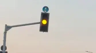 רכב עלה בשטח ונסע בניגוד לכיוון התנועה בכביש 40 כשהוא מסכן את הנוסעים רכב עלה בשטח ונסע בניגוד לכיוון התנועה בכביש 40 כשהוא מסכן את הנוסעים