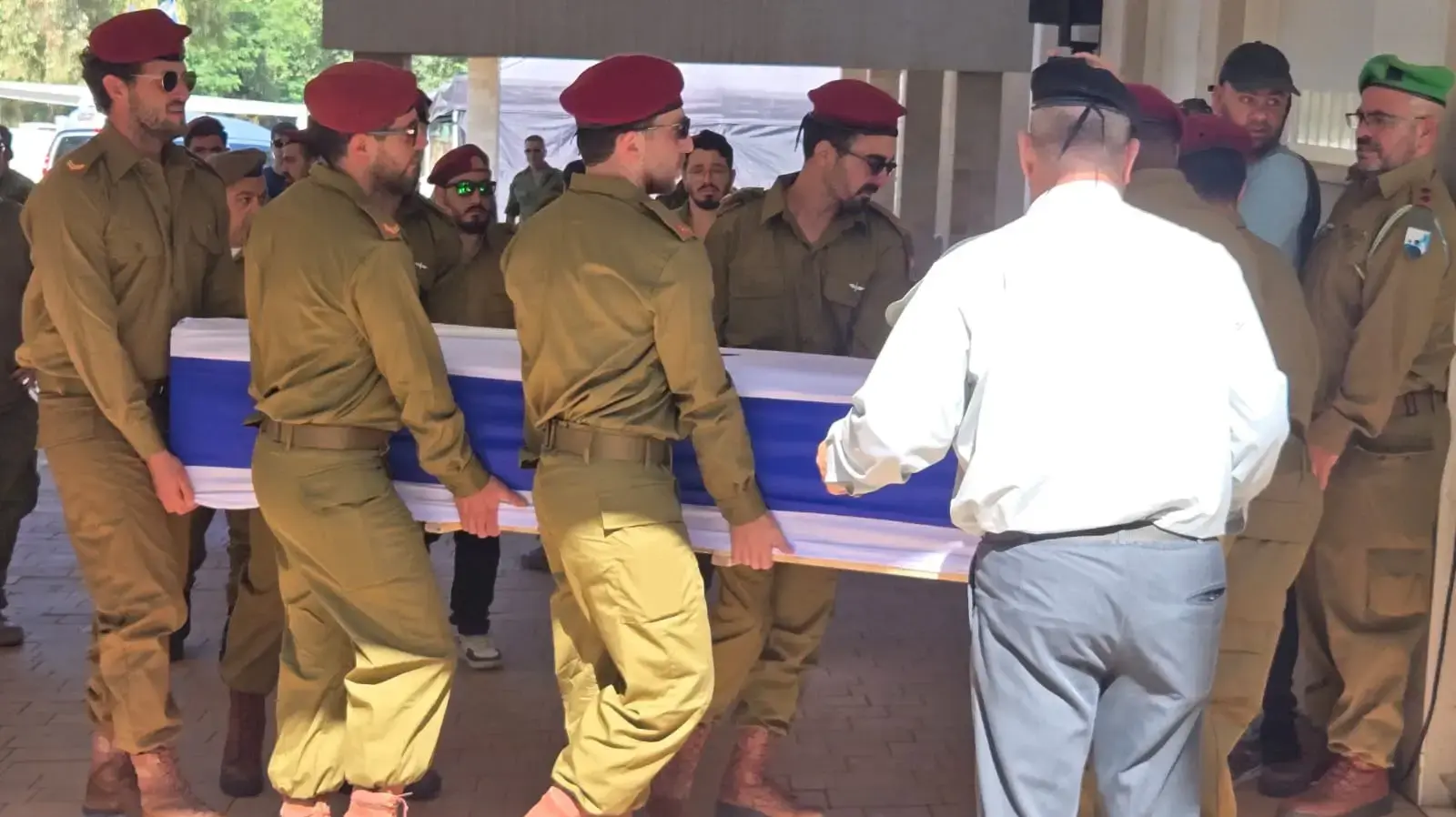 הלווית החייל אלון פרקס, בית העלמין הצבאי פרדס חנה. 5 ביוני 2025 הלווית החייל אלון פרקס, בית העלמין הצבאי פרדס חנה. 5 ביוני 2025