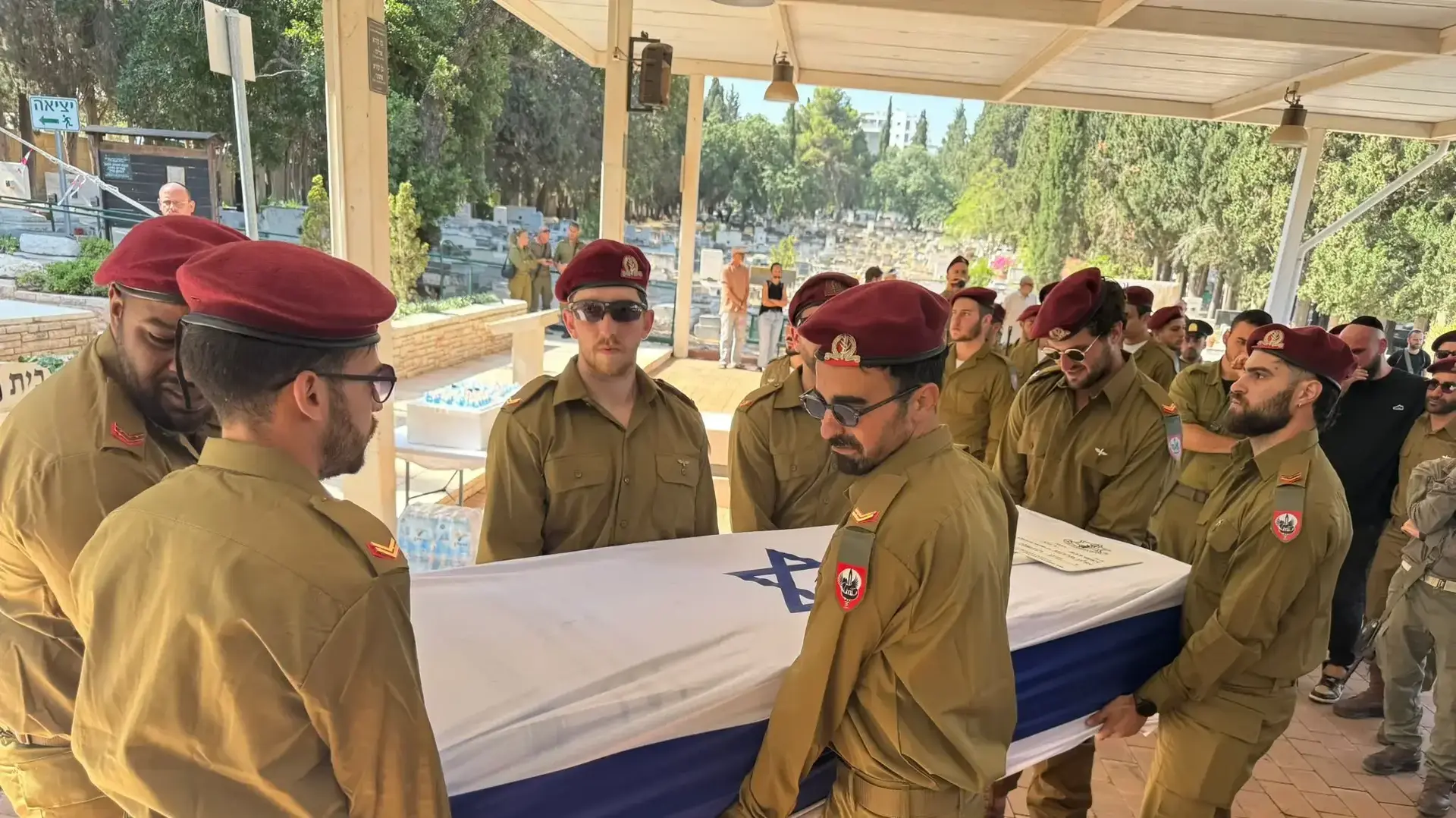 הלווית החייל אלון פרקס, בית העלמין הצבאי פרדס חנה. 5 ביוני 2025 הלווית החייל אלון פרקס, בית העלמין הצבאי פרדס חנה. 5 ביוני 2025