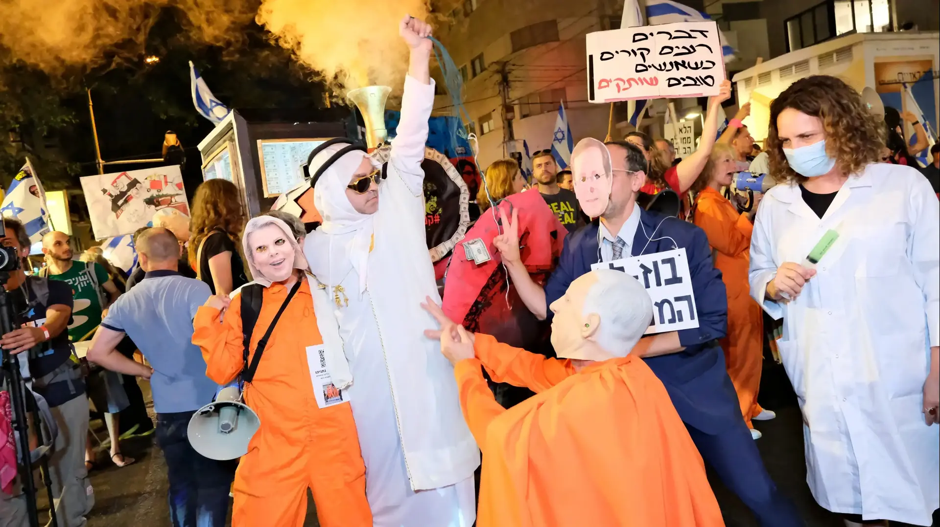 מפגינים מכיכר רבין צועדים ברחובות תל אביב במחאה על אוזלת היד של הממשלה, 5 ביוני 2025 מפגינים מכיכר רבין צועדים ברחובות תל אביב במחאה על אוזלת היד של הממשלה, 5 ביוני 2025