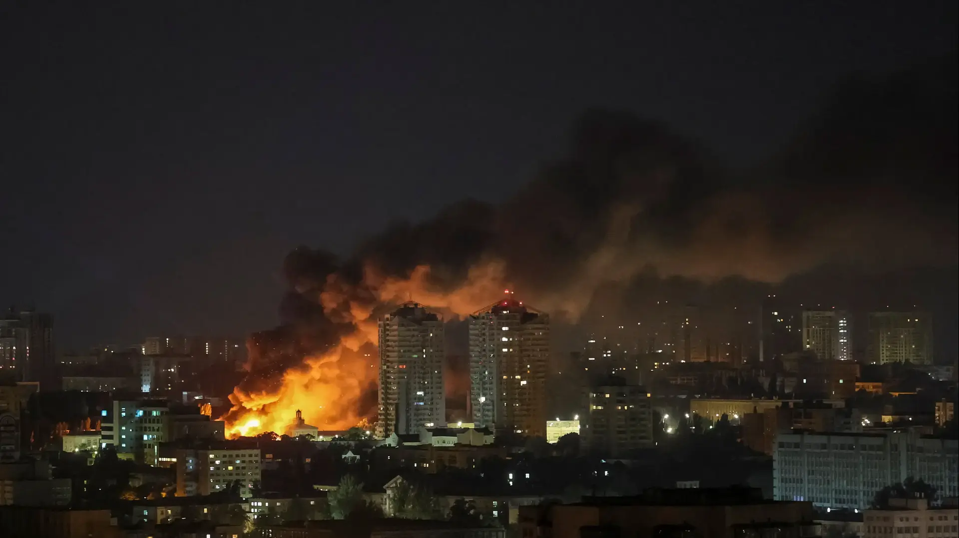 שריפה שפרצה בעקבות מתקפה של רוסיה על קייב, אוקראינה, 6 ביוני 2025
