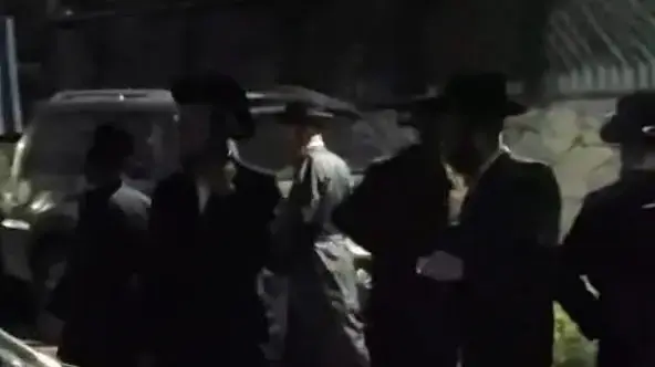 מתפרעים חרדים מחוץ לביתו של מנכ"ל חברת הנדל"ן אאורה בתל אביב
6 ביוני 2025 מתפרעים חרדים מחוץ לביתו של מנכ"ל חברת הנדל"ן אאורה בתל אביב
6 ביוני 2025