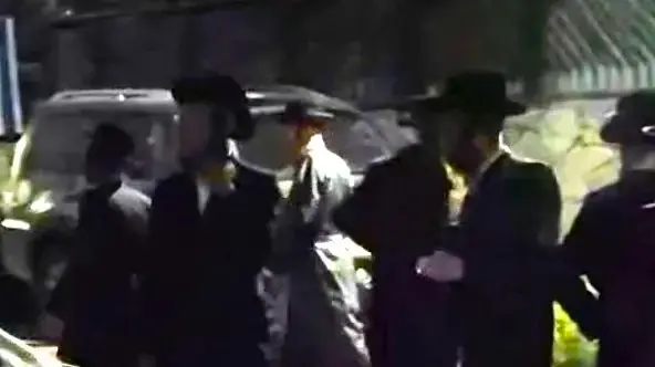מתפרעים חרדים מחוץ לביתו של מנכ"ל חברת הנדל"ן אאורה בתל אביב

6 ביוני 2025