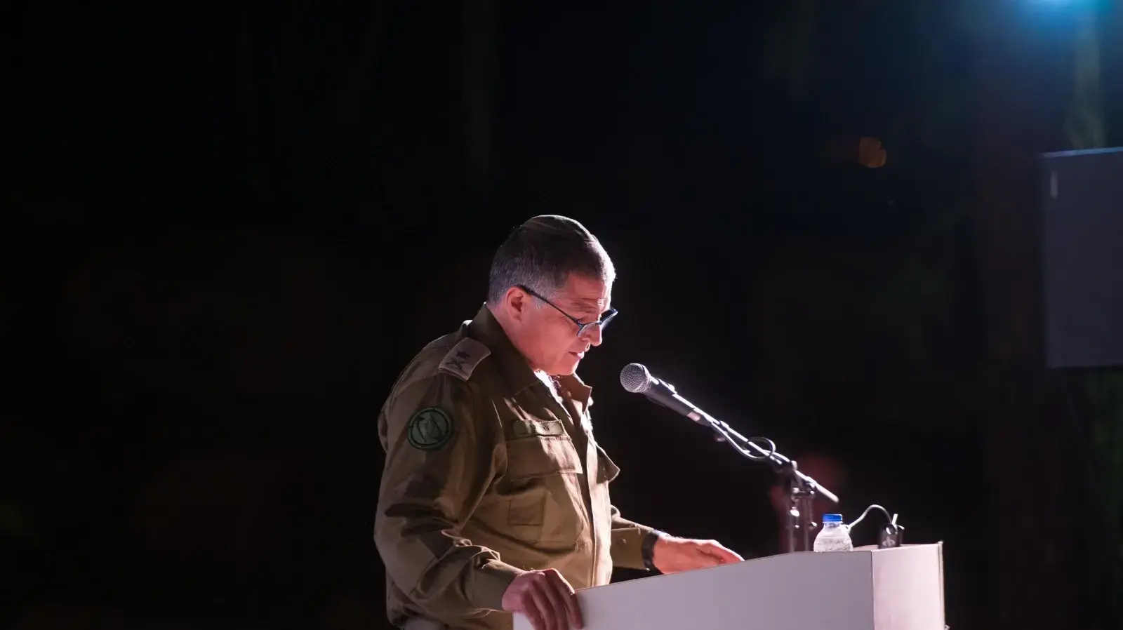 אלוף דוד זיני בטקס הפרידה בצה"ל, השבוע ברמת הגולן. נפרד מתפקידו – ועשוי להתמנות לראש שב"כ
6 ביוני 2025 אלוף דוד זיני בטקס הפרידה בצה"ל, השבוע ברמת הגולן. נפרד מתפקידו – ועשוי להתמנות לראש שב"כ
6 ביוני 2025